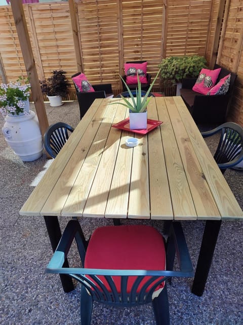 Patio, Day, Dining area