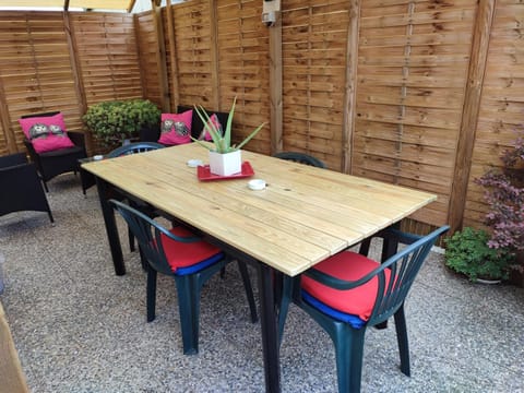 Patio, Dining area