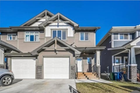 Beautiful and Spacious 1 room in a very quiet area Copropriété in Airdrie