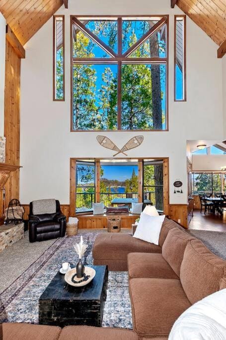 Living room, Lake view