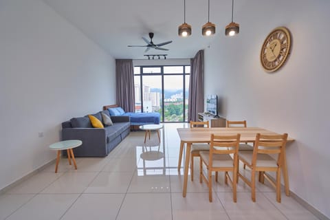 Beacon2BR #InfinityPool #Georgetown #FamilyHoliday Condo in George Town