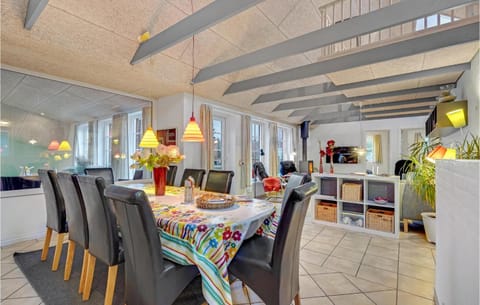Nice Home In Oksbl With 4 Bedrooms, Wifi And Indoor Swimming Pool Casa in Oksbøl