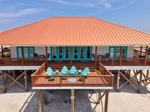 Dauphin Charm - GULF FRONT! Pet Friendly - wrap around porch with observation deck and outdoor seating home Casa in Dauphin Island