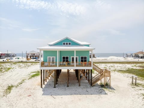 Salty Seahorse - Waterfront! Pet Friendly! Game Room, Pool Table, Beautiful Views - Room for the whole family home House in Dauphin Island