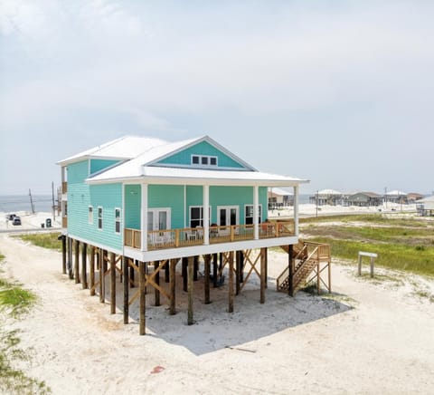 Salty Seahorse - Waterfront! Pet Friendly! Game Room, Pool Table, Beautiful Views - Room for the whole family home House in Dauphin Island