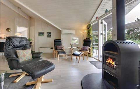 Cozy Home In Henne With Sauna Casa in Henne Kirkeby