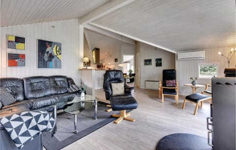 Cozy Home In Henne With Sauna Casa in Henne Kirkeby