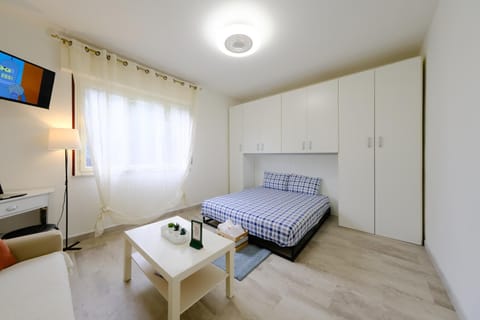 Communal lounge/ TV room, Bed, TV and multimedia, View (from property/room), View (from property/room), Living room, Photo of the whole room, Seating area, Bedroom, City view, Garden view, Street view, Quiet street view, Inner courtyard view, wardrobe