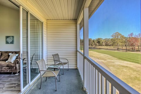 Bright Myrtle Beach Condo with Resort Amenities! Apartment in Carolina Forest