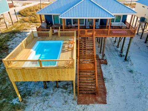 Blue Oasis - Private backyard beach - pool, hammocks, kayaks, even crab traps so you can catch dinner! home House in Dauphin Island