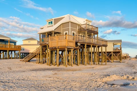 Strand Castle - GULF FRONT! An ideal layout with game room, small private pool, and roof top crow's nest! home House in Dauphin Island