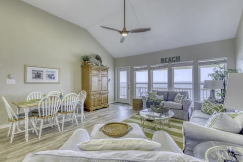 Beach Music - Gorgeous and Gulf Front! Large deck allows you to stargaze with the waves crashing beneath you, home House in Dauphin Island