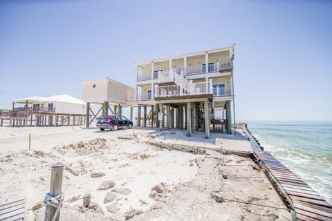 Shamrock Shores - GULF FRONT west end PET FRIENDLY property with room for everyone, 3 Master suites! home Maison in Dauphin Island