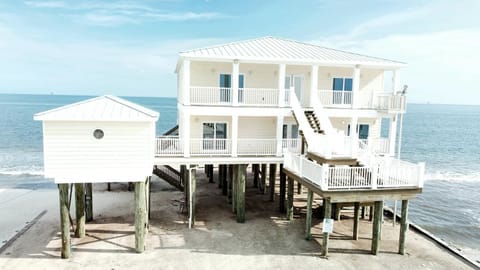 Shamrock Shores - GULF FRONT west end PET FRIENDLY property with room for everyone, 3 Master suites! home Haus in Dauphin Island
