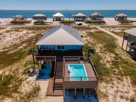 The Blue Crab - BAYFRONT! Private Pool - steps to the beach - kayaks and crab pots included! home House in Dauphin Island