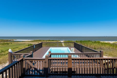 The Blue Crab - BAYFRONT! Private Pool - steps to the beach - kayaks and crab pots included! home Haus in Dauphin Island
