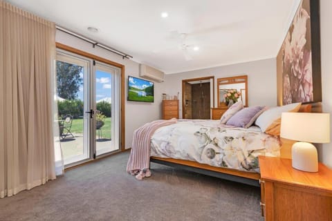 Guthrie's Place - Family Resort Style Home by Echuca Holiday Homes House in Echuca