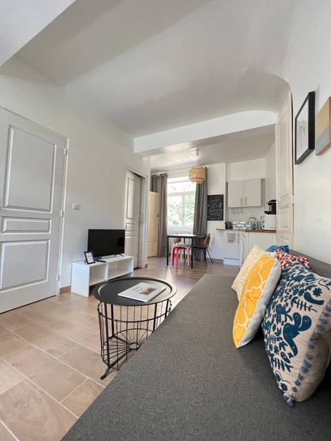 TV and multimedia, Living room, Photo of the whole room, Dining area