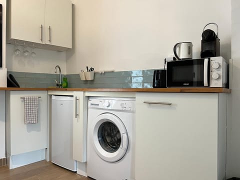 Kitchen or kitchenette, minibar, stove, washing machine