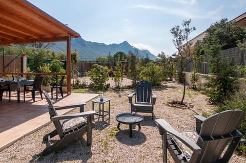 Patio, Spring, Day, Natural landscape, BBQ facilities, BBQ facilities, Garden, Garden, Garden view, Mountain view