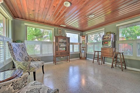 Riverfront Getaway with Hot Tub and Game Room! Maison in New Port Richey