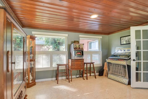 Riverfront Getaway with Hot Tub and Game Room! Casa in New Port Richey