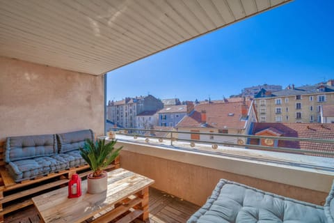 Neighbourhood, Balcony/Terrace, City view, Street view