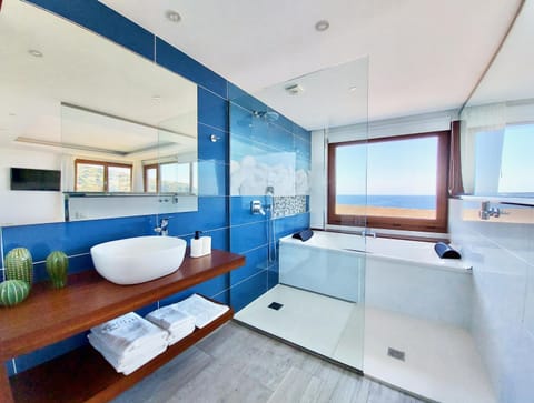 Shower, Hot Tub, Bathroom, Sea view