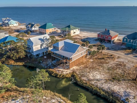 Great Escape to Dauphin Island - Fun for the whole family! Tremendous gulf views - one minute to the boardwalk! home House in Dauphin Island
