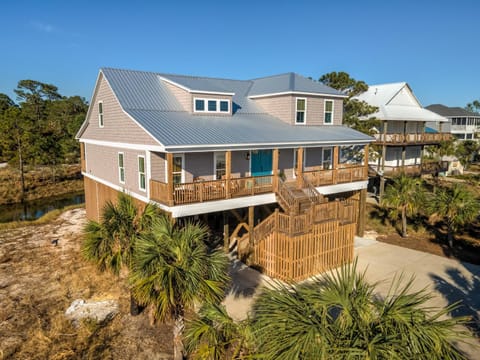Great Escape to Dauphin Island - Fun for the whole family! Tremendous gulf views - one minute to the boardwalk! home Casa in Dauphin Island