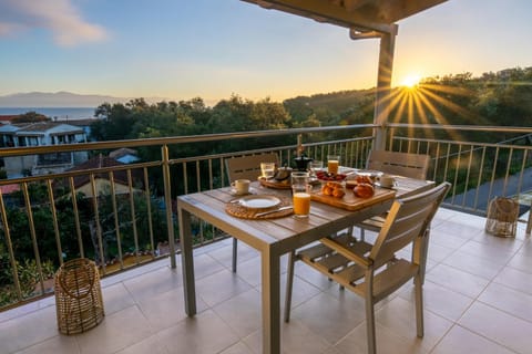 Balcony/Terrace, Seating area, Dining area, Sea view, Sunrise