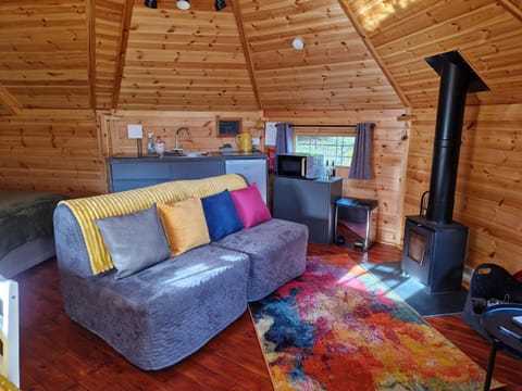 The Hive - Unique log cabin with wood burning stove Apartment in Amroth