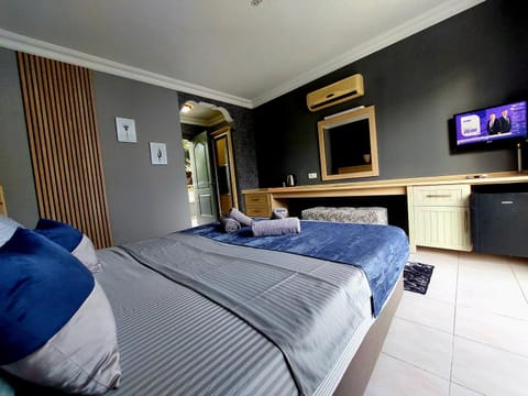 Bed, TV and multimedia, Photo of the whole room, Bedroom