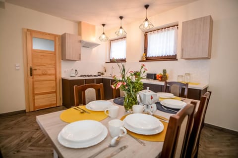 Kitchen or kitchenette, Dining area, Communal kitchen