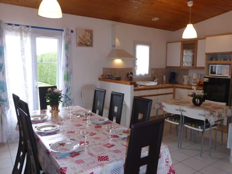 Maison plain-pied avec jardin clos, 6 personnes, proche plage et centre, parking, 3 chambres - FR-1-224-787 House in Saint-Gilles-Croix-de-Vie