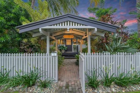 Sweet Creek Cottage, Palm Cove, 200m to Beach, Heated Pool, Pets House in Palm Cove