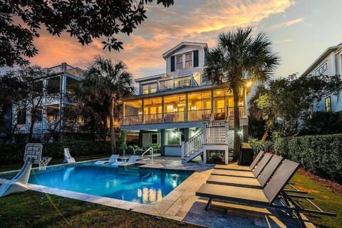 Luxury Modern Home- Steps 2 Beach, Private Pool/Bar, Sleeps 16, 7 BD-5.5 BR- 'The Lucky Penny' Casa in Isle of Palms