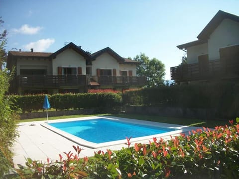 Incantevole appartamento con piscina e vista monti Eigentumswohnung in Lugano