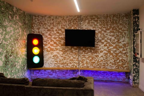 Communal lounge/ TV room, TV and multimedia, Living room, Seating area, Evening entertainment