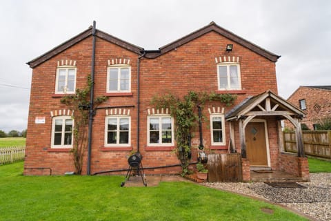 Welsh Cottage with Hot Tub - Jubilee House House in Wales