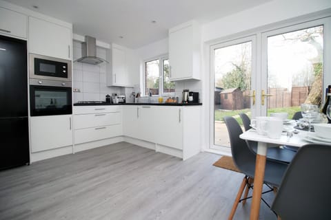 CHANDOS - Spacious Home, High Speed Wi-Fi, Free Parking, Garden House in Swindon