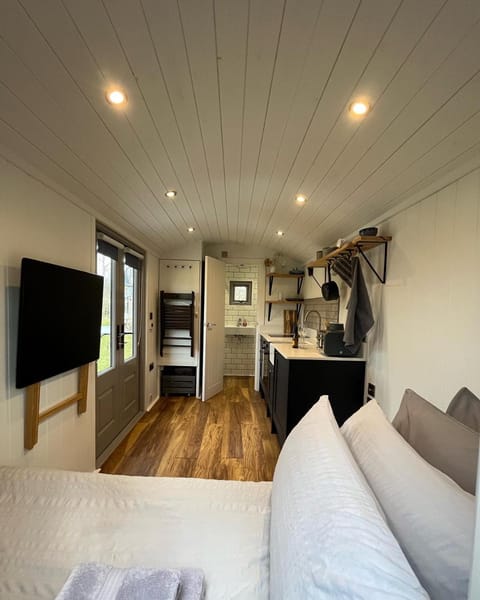 Luxury Shepherds Hut - The Moorhen by the lake Campground/ 
RV Resort in Selby