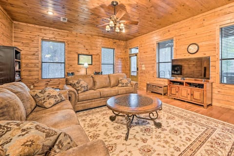 Broken Bow Cabin with Deck, Hot Tub and Fire Pit! Haus in Broken Bow