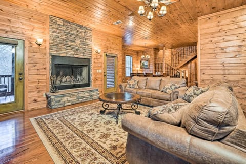 Broken Bow Cabin with Deck, Hot Tub and Fire Pit! Casa in Broken Bow