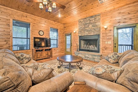 Broken Bow Cabin with Deck, Hot Tub and Fire Pit! House in Broken Bow