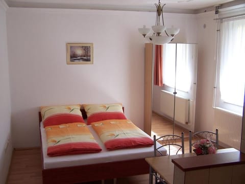 Akacia Apartment - FREE PARKING INSIDE OUTSIDE 2 bedrooms garden next to centre Apartment in Budapest