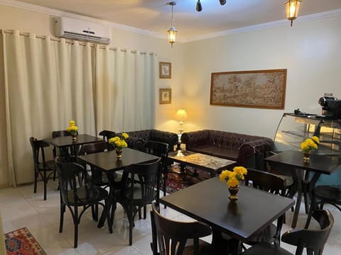 Restaurant/places to eat, Lounge or bar, Dining area