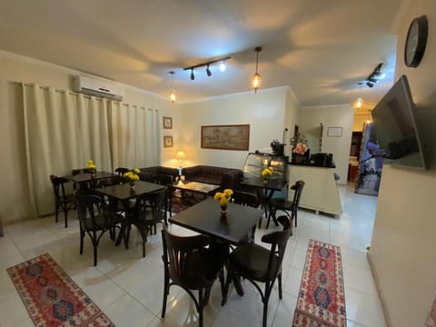 Restaurant/places to eat, Lounge or bar, Dining area