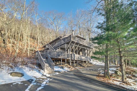 Rustic Getaway with Fireplace - Walk to Slopes! Maison in Massies Mill