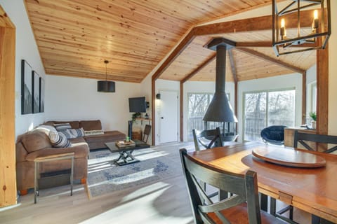 Rustic Getaway with Fireplace - Walk to Slopes! Maison in Massies Mill